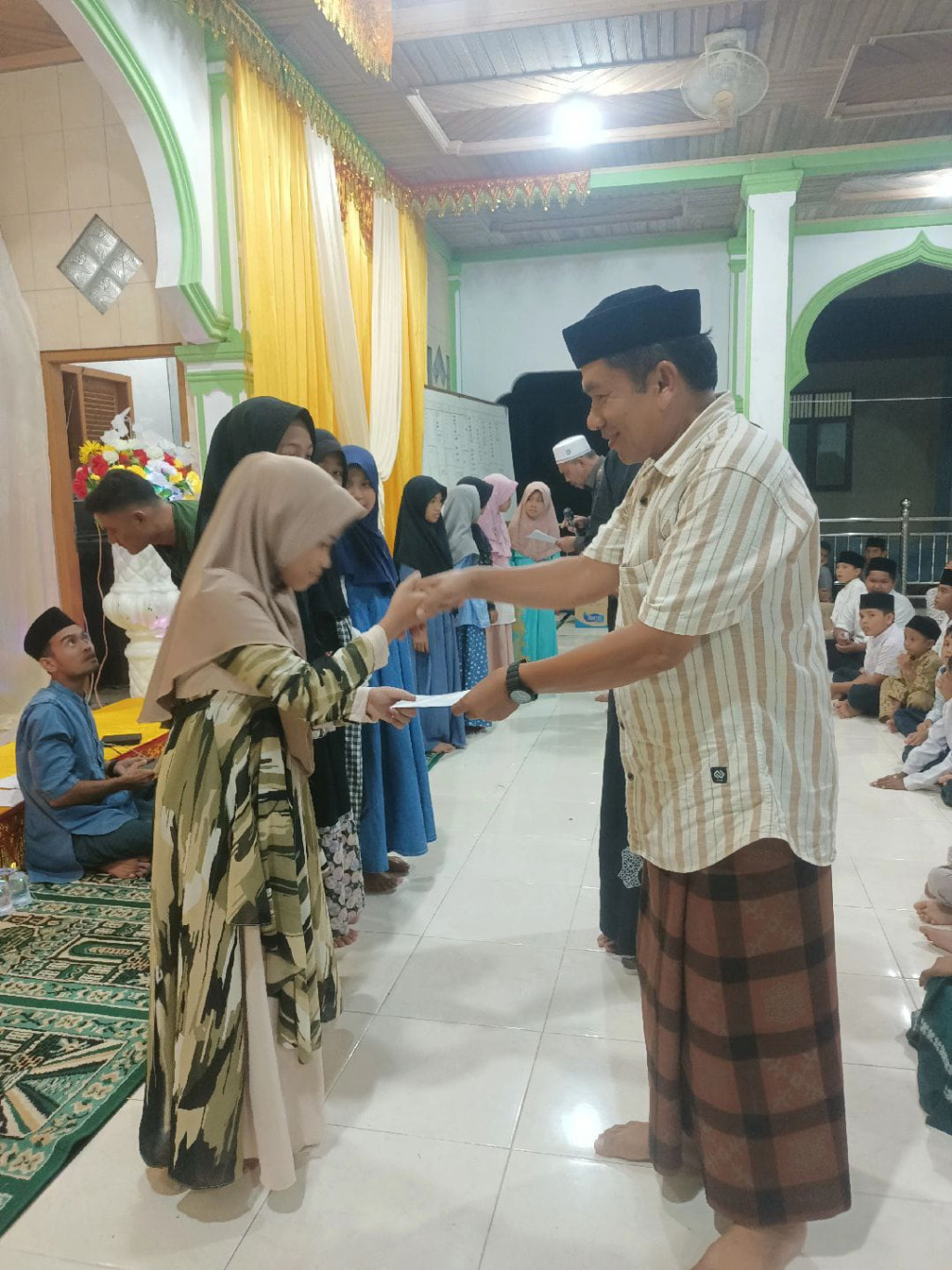 Pembagian Hadiah Lomba Tingkat Gampong